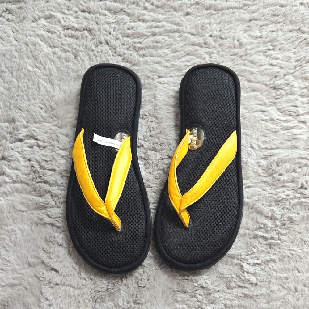 Smartdogs super soft Yellow and Black FlipFlops size 9.5
